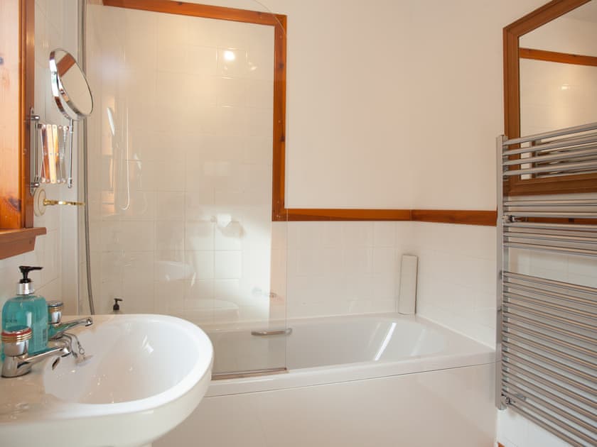 Bathroom | Bidean Cottage - Glencoe Mountain Cottages, Glencoe