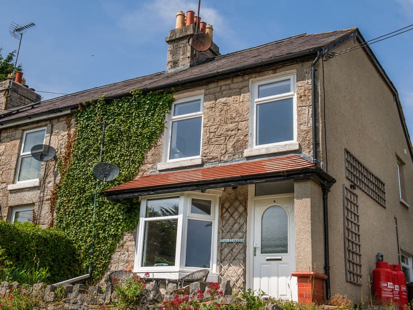 Sunsets and Stars Cottage (ref UK42022) in Llysfaen, near Colwyn Bay