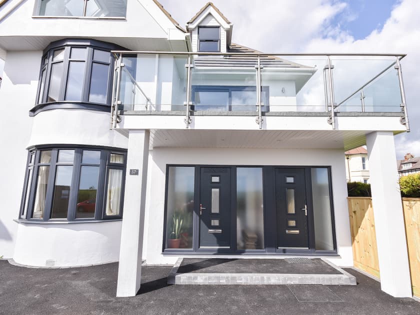 Coast View Apartments Apartment 1 (ref UK40626) in Bournemouth, near