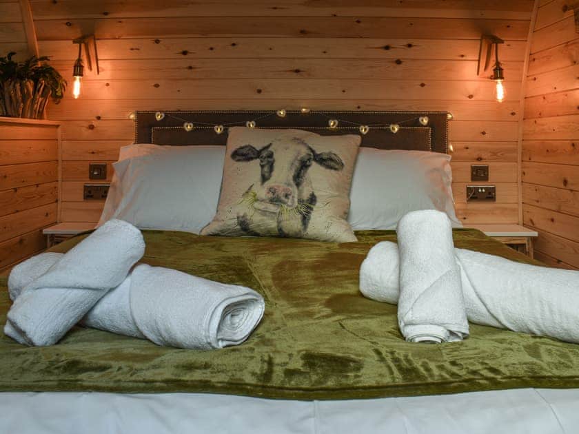 Sleeping area with double bed | Lakeview Lodge - Hillcroft Farm Pods, Crowhurst