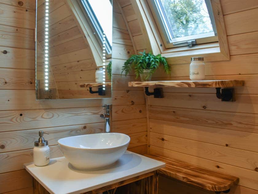 Shower room | Lakeview Lodge - Hillcroft Farm Pods, Crowhurst