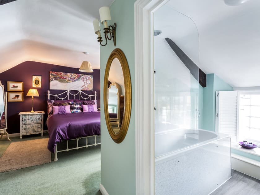 Well presented double bedroom with en-suite | Pilgrim Corner - Vicarage Road Holiday Cottages, Minehead