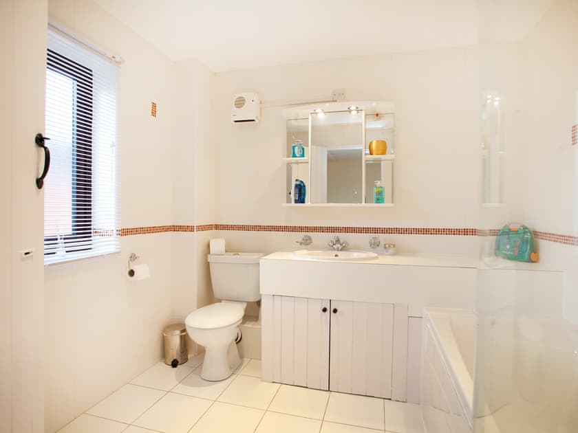 Bathroom | Burnham B - Burnham, Blakeney