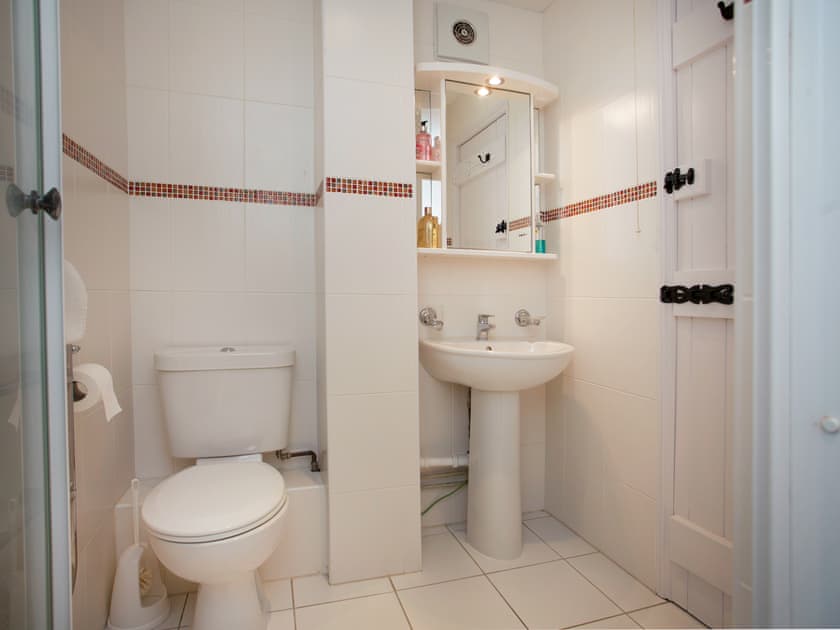 Bathroom | Burnham B - Burnham, Blakeney