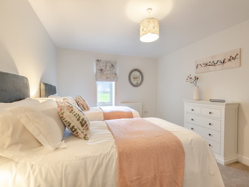 Twin bedroom | Pippin - Home Farm Barns, Little Steeping