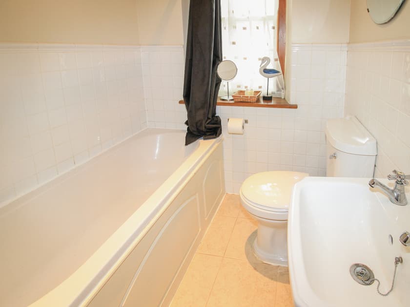 Bathroom with shower over the bath  | Captain’s Rest, Porthmadog