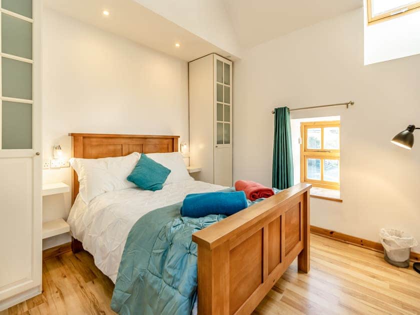 Double bedroom | Beudy Bach - Ffrwdwenith Isaf Farm and Cottages, Felinwynt