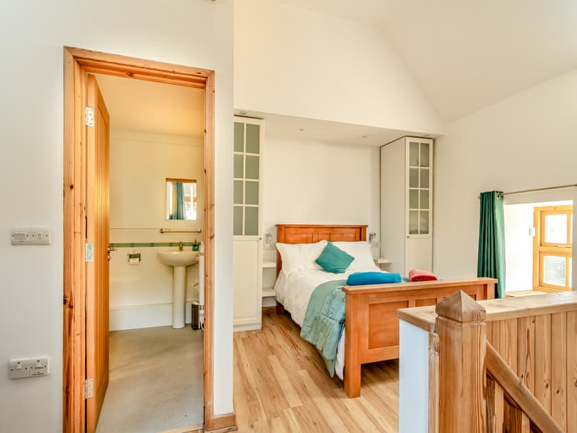 Double bedroom | Beudy Bach - Ffrwdwenith Isaf Farm and Cottages, Felinwynt