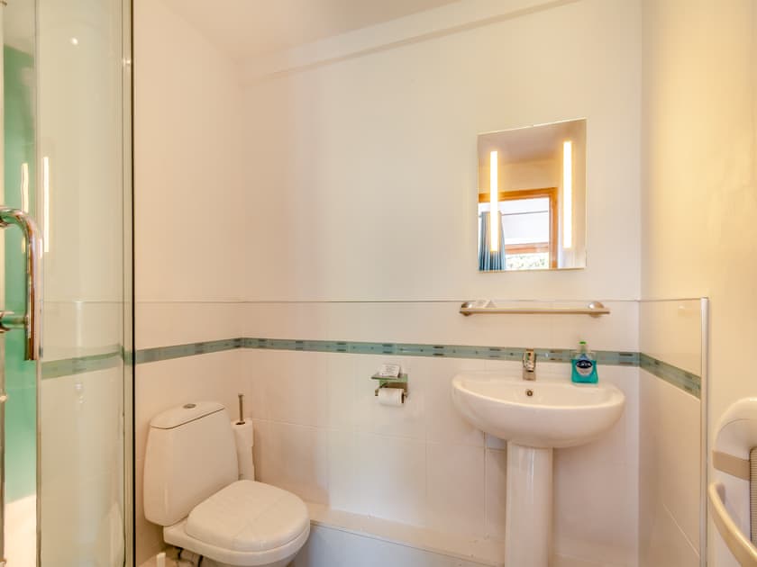 En-suite | Beudy Bach - Ffrwdwenith Isaf Farm and Cottages, Felinwynt