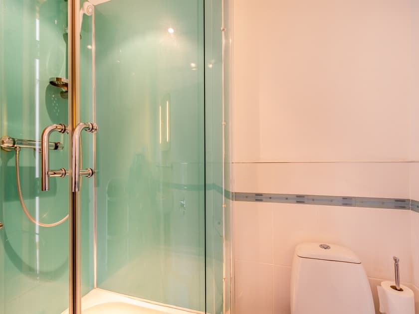 En-suite | Beudy Bach - Ffrwdwenith Isaf Farm and Cottages, Felinwynt