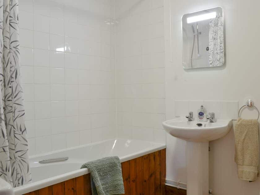 Bathroom | Woodside Farmhouse, Blairgowrie