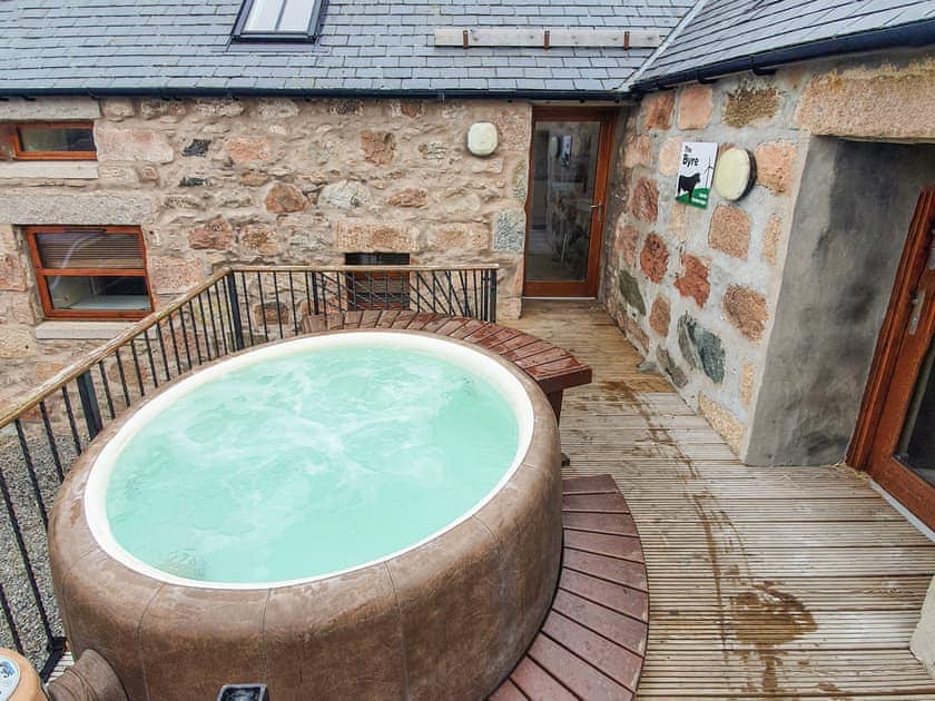 Hot tub | The Byre - Cairnton Farm Cottages, Lumphanan, near Banchory