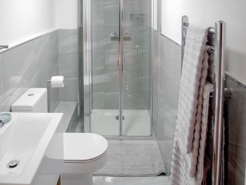 Shower room | Pheasants Wander at Summercourt, Summercourt, near Newquay