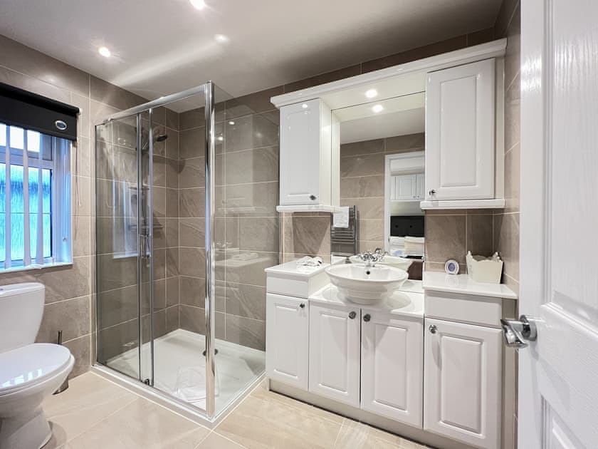 Shower room | Chatsworth 4, St Andrews