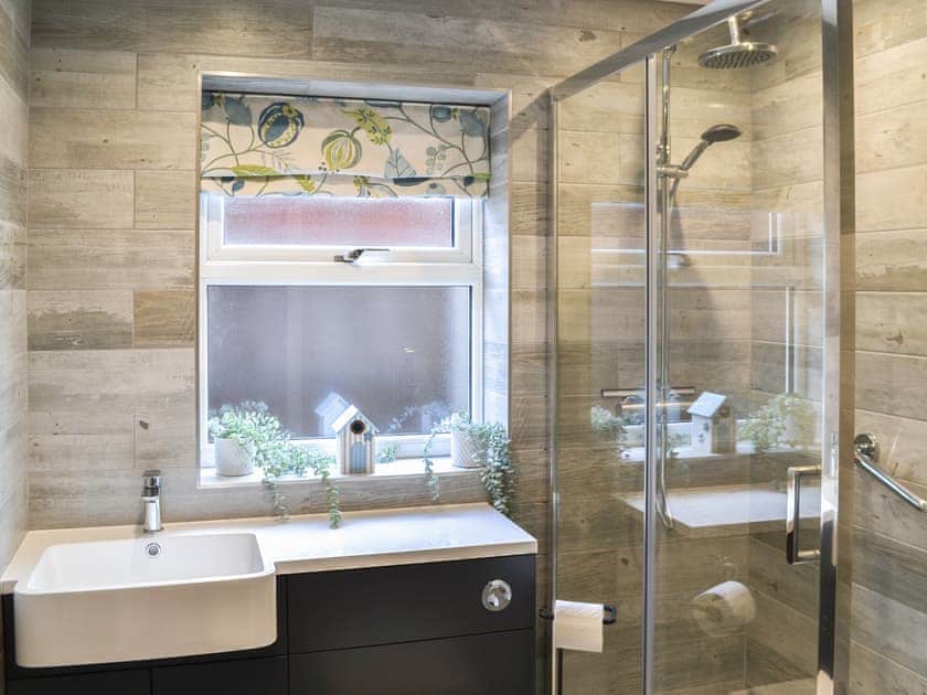 Shower room | Sea Shells - Coastal Cottages, Sutton-on-Sea, near Mablethorpe