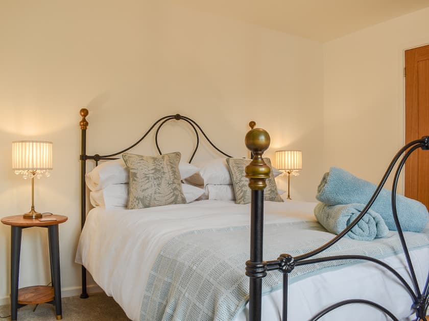 Double bedroom | No 2. The Stables, Cheltenham