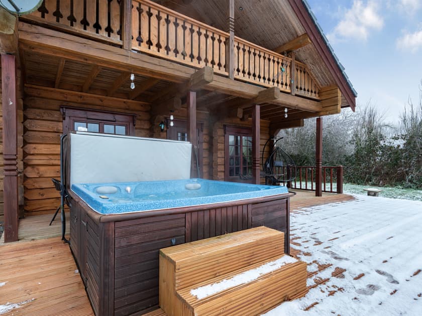 Hot tub | Ty Ceirios - Dwr Y Felin Log Cabins, Carno