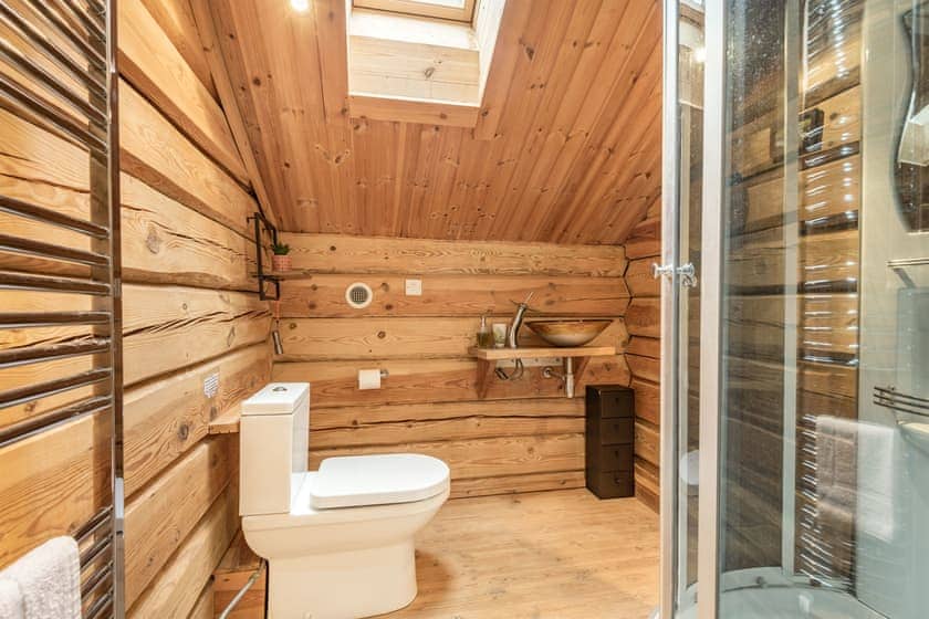 Shower room | Ty Ceirios - Dwr Y Felin Log Cabins, Carno