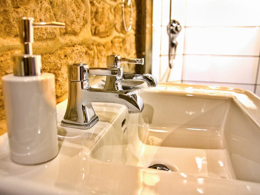 Bathroom | Chestnut Cottage - Heath Farm Holiday Cottages, Swerford, near Chipping Norton