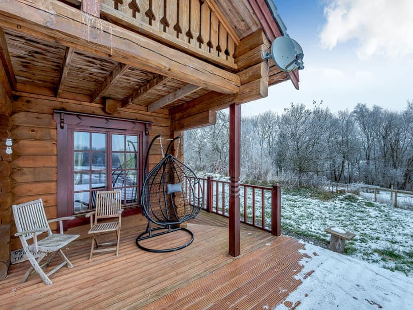 Decking | Ty Afal - Dwr Y Felin Log Cabins, Carno