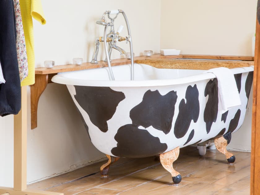 Bathroom | The Mews - Carswell Cottages, Holbeton