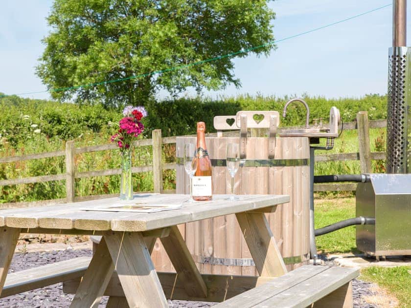 Outdoor eating area | The Mews - Carswell Cottages, Holbeton