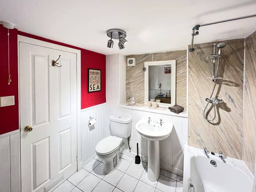 Bathroom | Sandpiper, Ansturther