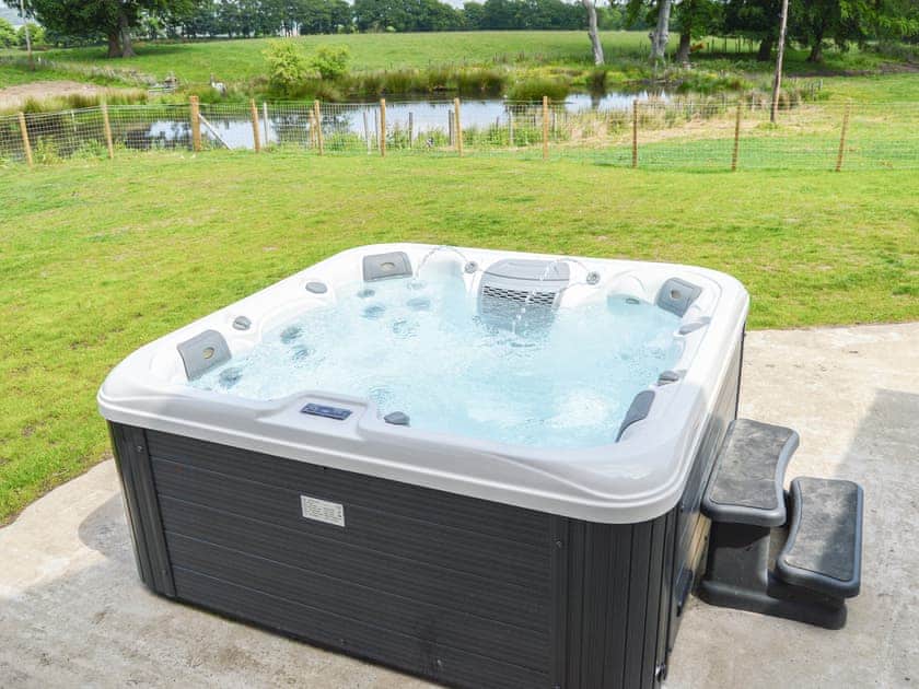 Hot tub | The Farmhouse - Williamscraig Holiday Cottages, Linlithgow
