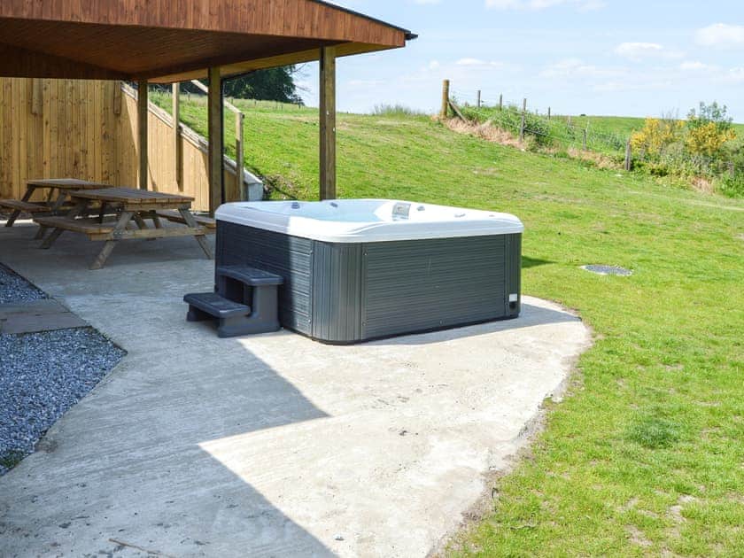 Hot tub | The Farmhouse - Williamscraig Holiday Cottages, Linlithgow