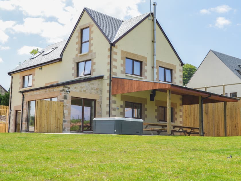 Exterior | The Farmhouse - Williamscraig Holiday Cottages, Linlithgow