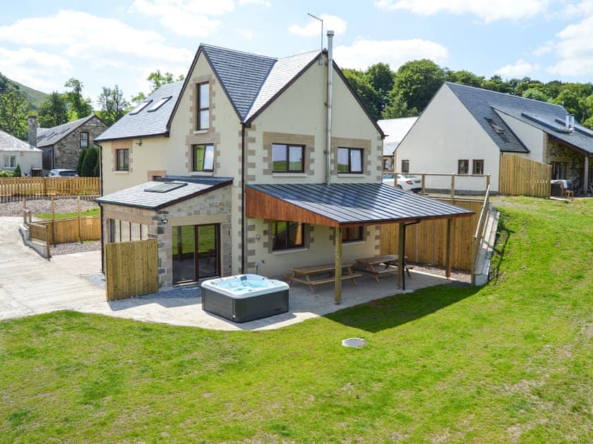Exterior | The Farmhouse - Williamscraig Holiday Cottages, Linlithgow