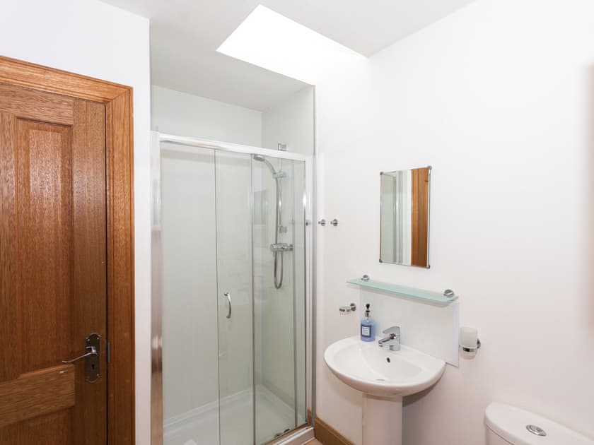 En-suite | Appletree Cottage - Williamscraig Holiday Cottages, Linlithgow
