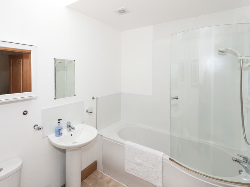 Bathroom | Appletree Cottage - Williamscraig Holiday Cottages, Linlithgow