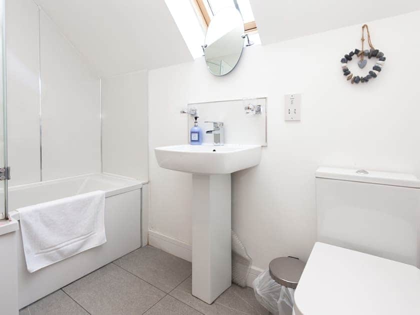 Bathroom | Beech Cottage - Williamscraig Holiday Cottages, Linlithgow