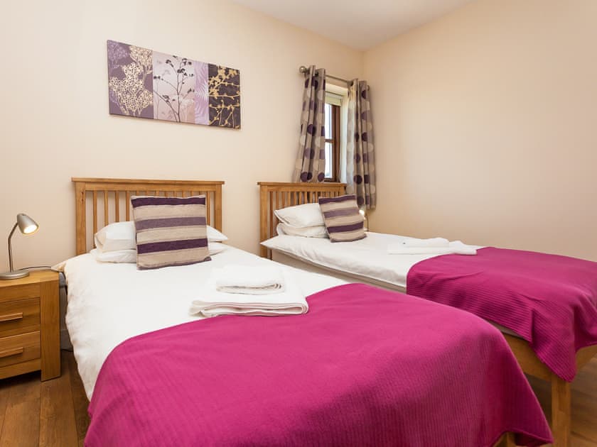 Twin bedroom | Two Eden Cottage - Williamscraig Holiday Cottages, Linlithgow