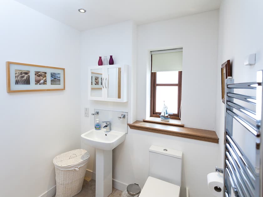 Shower room | Two Eden Cottage - Williamscraig Holiday Cottages, Linlithgow