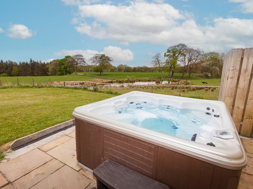 Hot tub | Two Eden Cottage - Williamscraig Holiday Cottages, Linlithgow