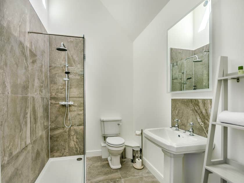 En-suite | The Cowshed - Little Corkhill Farm Holidays, Newark