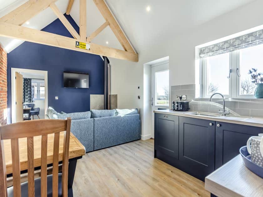 Kitchen/diner | The Cowshed - Little Corkhill Farm Holidays, Newark