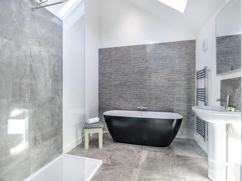 En-suite | The Cowshed - Little Corkhill Farm Holidays, Newark