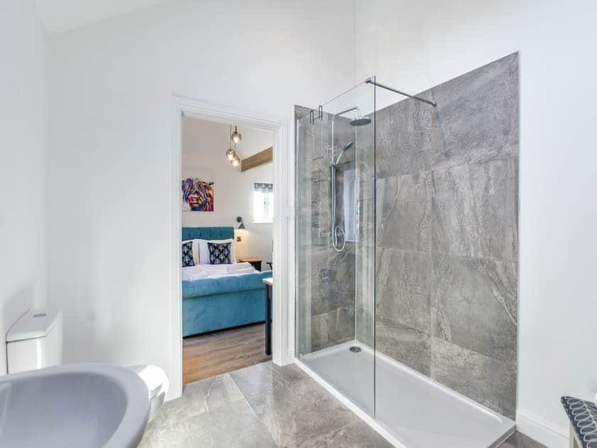En-suite | The Cowshed - Little Corkhill Farm Holidays, Newark