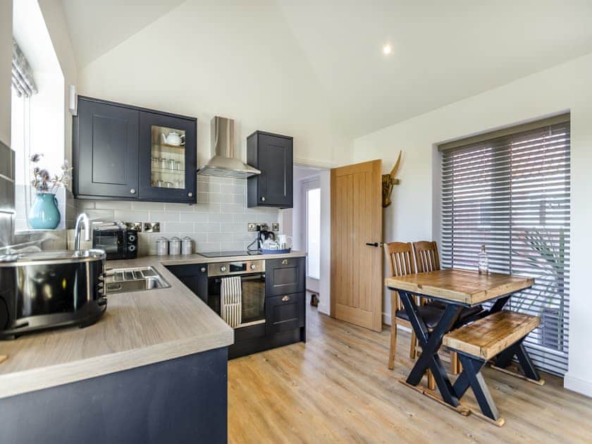Kitchen/diner | The Cowshed - Little Corkhill Farm Holidays, Newark