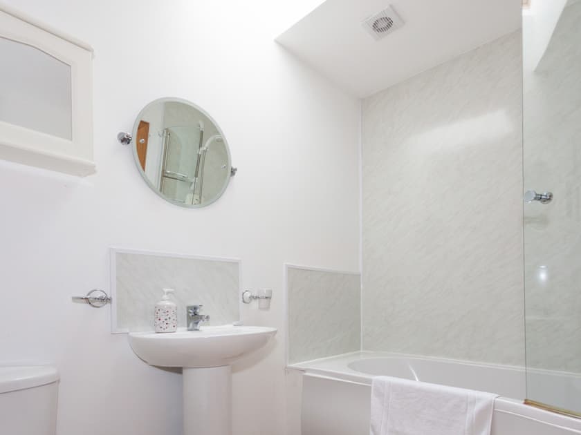 Bathroom | Honeysuckle Cottage - Williamscraig Holiday Cottages, Linlithgow