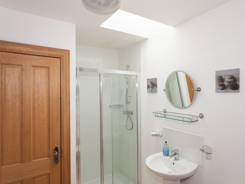 Bathroom | Honeysuckle Cottage - Williamscraig Holiday Cottages, Linlithgow