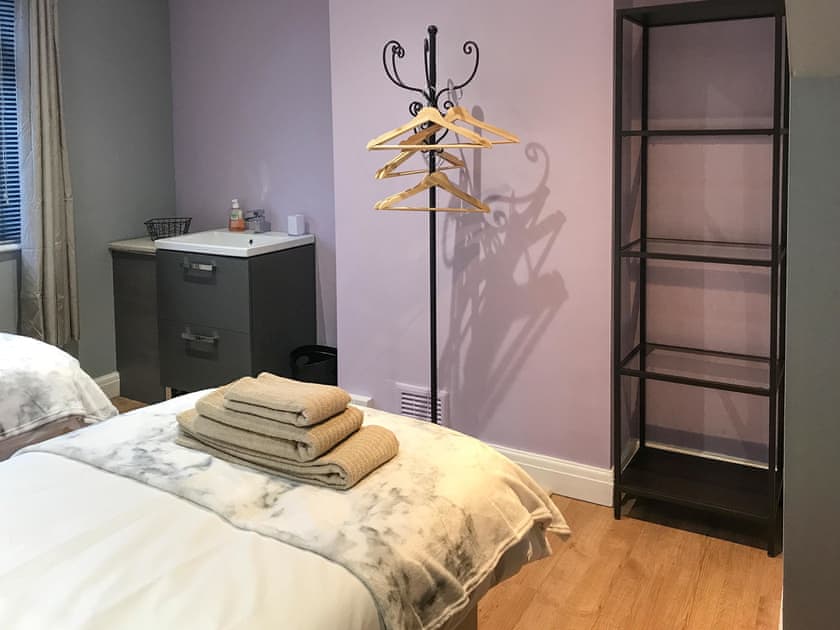Twin bedroom | Hillcrest, Bolsover, near Chesterfield