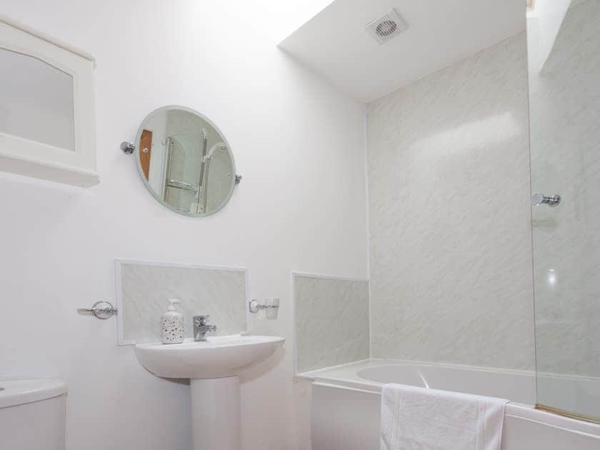Bathroom | Rose Cottage - Williamscraig Holiday Cottages, Linlithgow
