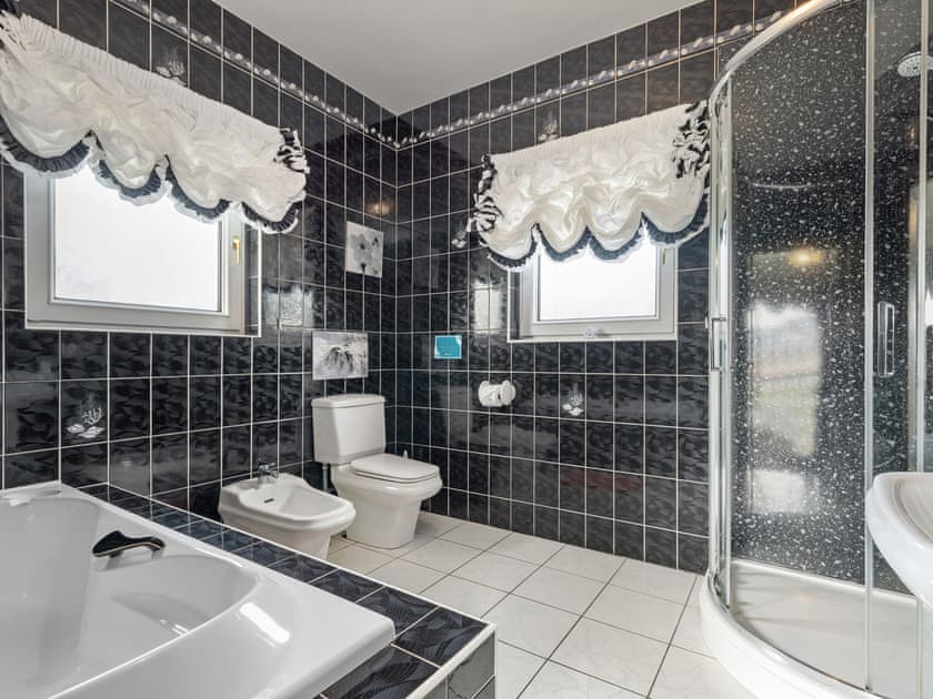 En-suite | Y Dorlan, Llangoedmor near Cardigan