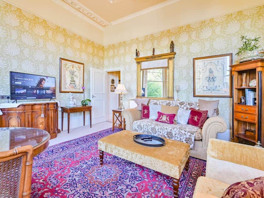 Living room/dining room | Apartment 3 - Muntham Holiday Apartments, Torquay