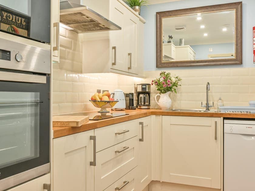 Kitchen | Apartment 3 - Muntham Holiday Apartments, Torquay