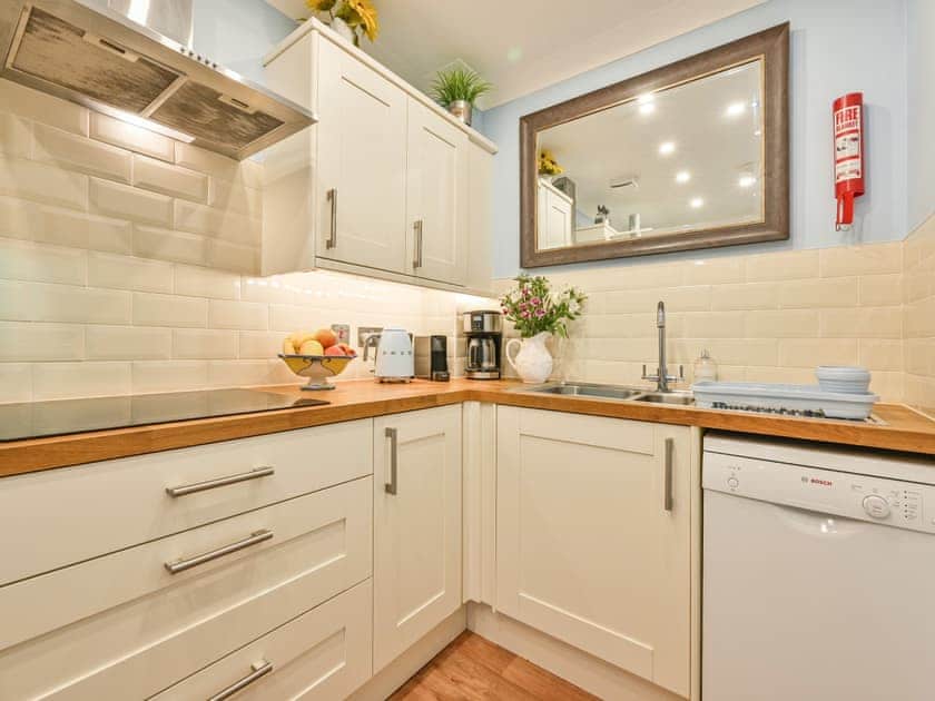 Kitchen | Apartment 3 - Muntham Holiday Apartments, Torquay